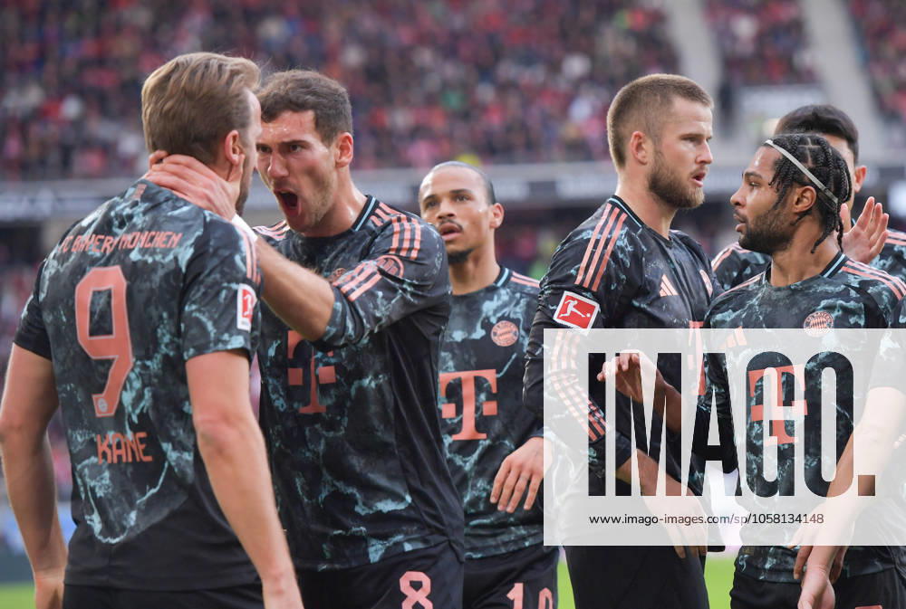 Soccer 1 Bundesliga, SC Freiburg FC Bayern München, v l Harry Kane FC Bayern Muenchen , Goal scored, Goal to 0 1, celebrate the goal, Torjubel , Jubel, jubeln, jubelt, Leon Goretzka FC Bayern Muenchen , Leroy Sane FC Bayern Muenchen , Eric Dier FC Bayern Muenchen , Serge Gnabry FC Bayern Muenchen Freiburg