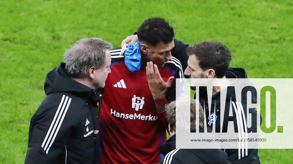 Davie Selke walks off the pitch with a head injury Sport Football Soccer DFL 2 Bundesliga Men 19 Matchday Season 2024 2025 25 12 2024 Hertha BSC Berlin vs Hamburger SV HSV DFL regulations prohibit any use of photographs as image sequences and or quasi video