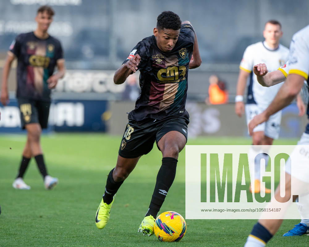 CAIO SANTANTA from Estrela da Amadora seen on action during the Liga Portugal Betclic 2024 25 match between FC Famalicao and Estrela da Amadora at EstoÂ¡dio Municipal de Famalicao 25, January 2025 in Famalicao, Portugal. Final Score FC Famalicao 0 - 0 Estrela da Amadora Famalicao Portugal - ZUMAl192 20250125_zsp_l192_007