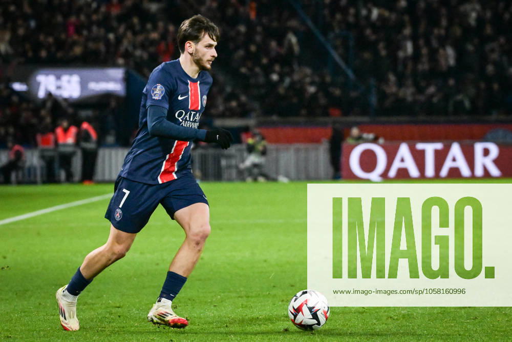Ligue 1 PSG vs Stade de Reims - FA Paris Saint-Germain’s forward Khvicha Kvaratskhelia controls the ball during the French L1 football match between Paris Saint-Germain and Stade de Reims at the Parc des Princes stadium in Paris on January 25, 2025. Photo by Firas Abdullah ABACAPRESS.COM Paris Île-de-France France