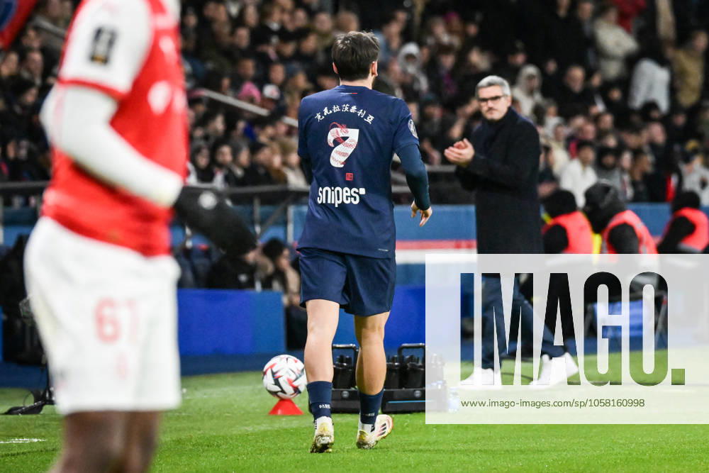 Ligue 1 PSG vs Stade de Reims - FA Paris Saint-Germain’s forward Khvicha Kvaratskhelia exits the pitch during the French L1 football match between Paris Saint-Germain and Stade de Reims at the Parc des Princes stadium in Paris on January 25, 2025. Photo by Firas Abdullah ABACAPRESS.COM Paris Île-de-France France