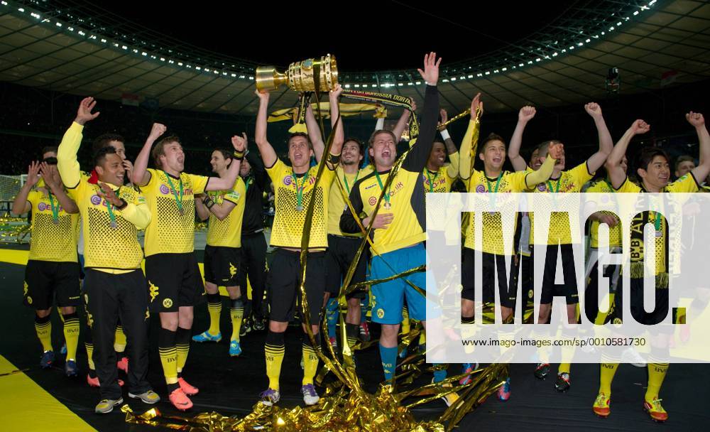 Die Dortmunder Mannschaft feiert den Sieg - Antonio DA SILVA, Kevin GROSSKREUTZ, Sebastian KEHL mit Pokal, Torwart Roman WEIDENFELLER, Robert LEWANDOWSKI und Shinji KAGAWA (vl alleDOR) Fussball DFB-Pokal Finale: Borussia Dortmund - FC Bayern München in Berlin, Deutschland am 12.05.2012,