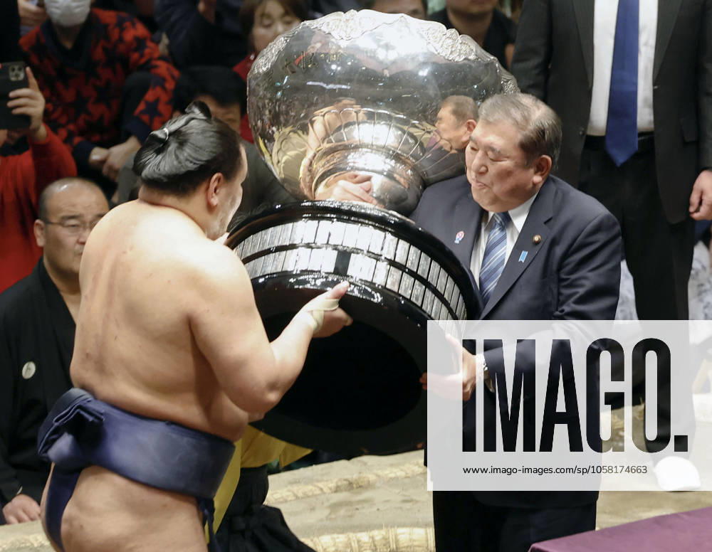 KW04 Sumo: New Year Grand Sumo Tournament Ozeki Hoshoryu receives the prime minister s cup from Japanese Prime Minister Shigeru Ishiba after winning the 15-day New Year Grand Sumo Tournament at Ryogoku Kokugikan arena in Tokyo on Jan. 26, 2025. A14AA0004043979P