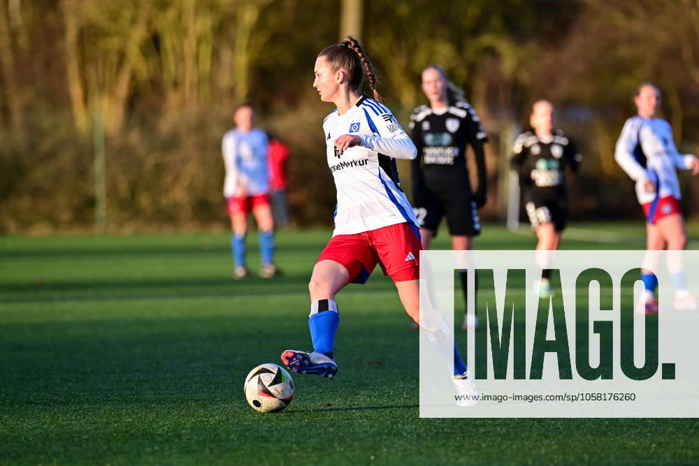 Soccer I Women I 2024 2025 season I Test match I Hamburger SV Kolding IF I 25 01 2025 Emilia Angelika Hirche 20, Hamburger SV on the ball
