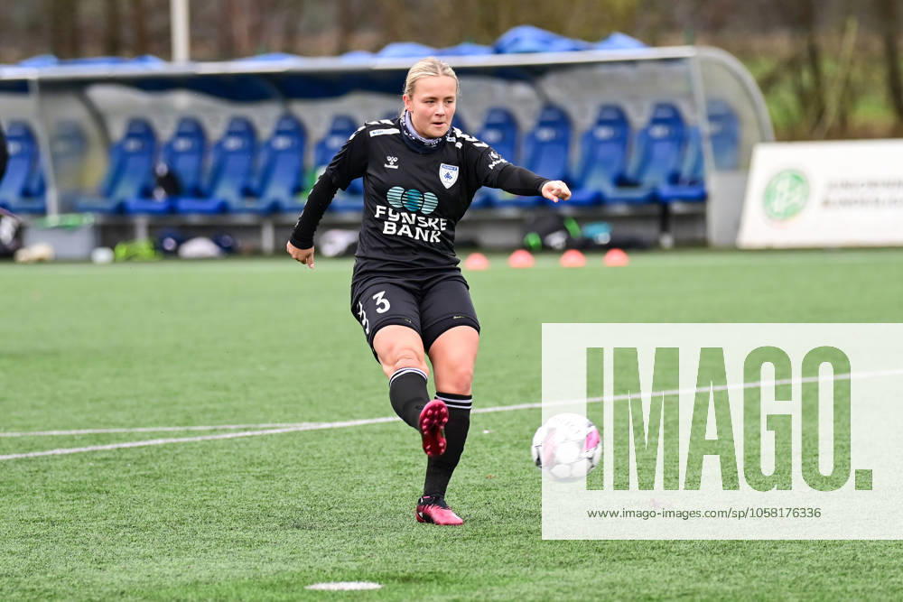 Soccer I Women I 2024 2025 season I Test match I Hamburger SV Kolding IF I 25 01 2025 May Wendicke 3, Kolding IF taking a shot on goal before the match against HSV