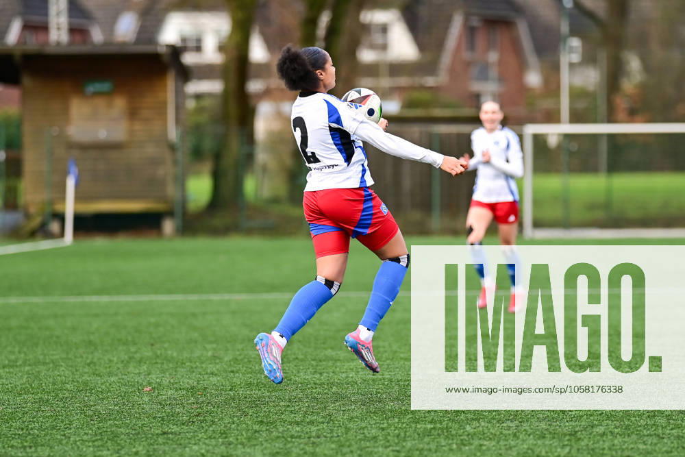 Soccer I Women I 2024 2025 season I Test match I Hamburger SV Kolding IF I 25 01 2025 Sibel Agirman 2, Hamburger SV receiving the ball