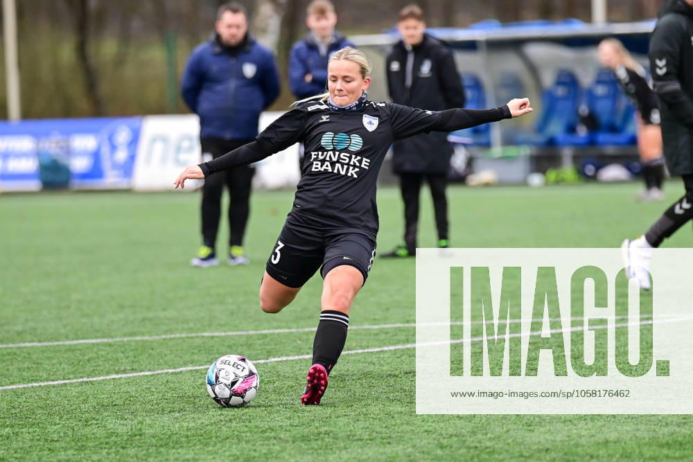Soccer I Women I 2024 2025 season I Test match I Hamburger SV Kolding IF I 25 01 2025 May Wendicke 3, Kolding IF taking a shot on goal before the match against HSV