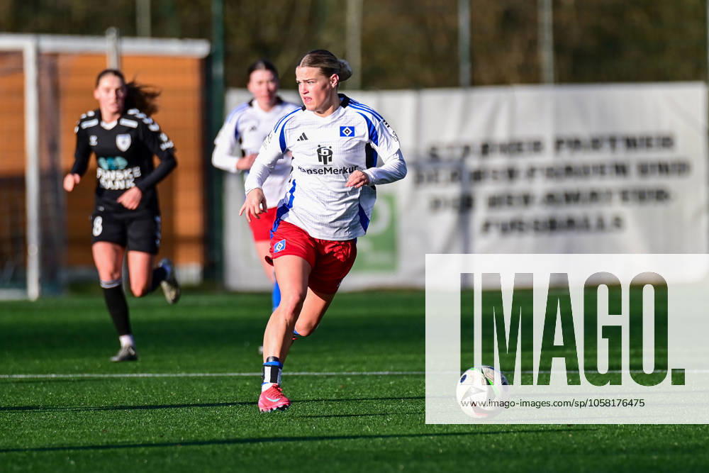 Soccer I Women I Season 2024 2025 I Test match I Hamburger SV Kolding IF I 25 01 2025 Amelie Woelki 27, Hamburger SV looking for a starting position