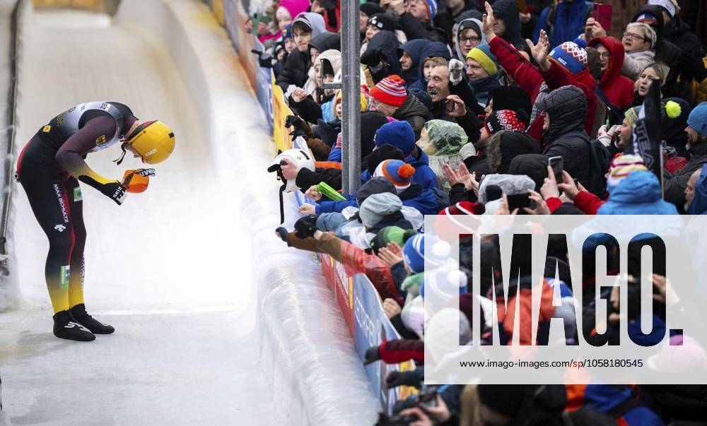 EBERSPÄCHER Rodel Weltcup 2024 2025 Rennrodelbahn Oberhof Herren Einzel im Foto: Max Langenhan 12 (GER) bedankt sich dem Sieg bei den Fans ( Deutschland Thüringen Oberhof