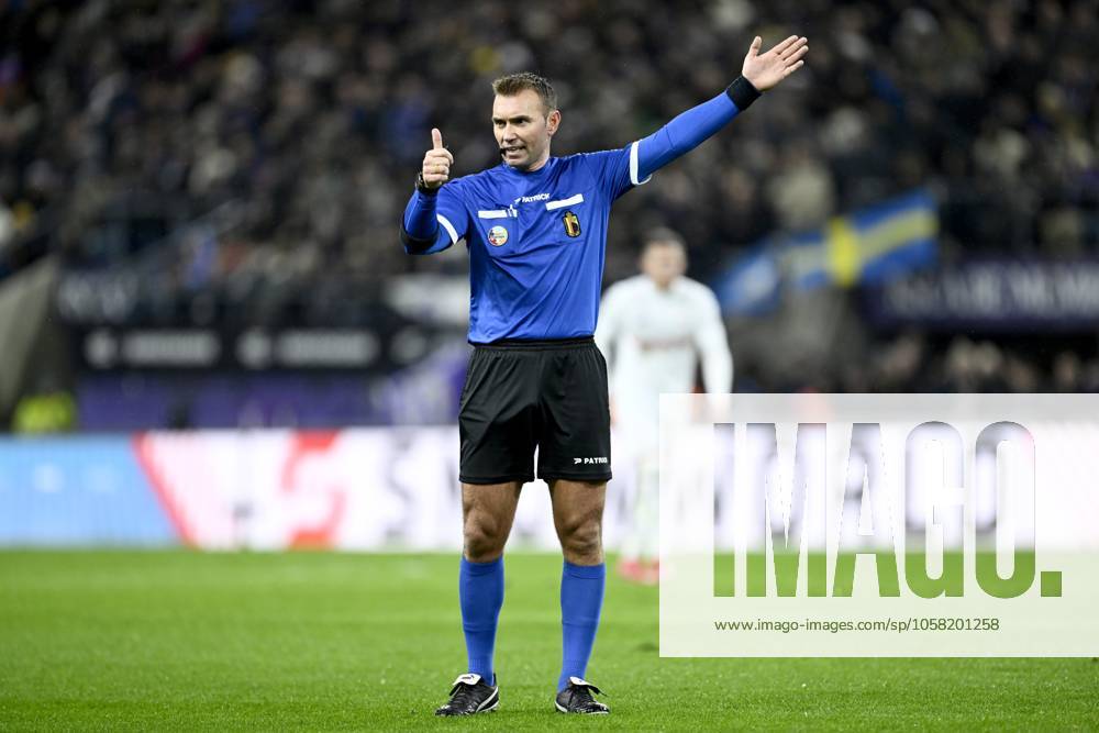RSC Anderlecht v KV Mechelen - Jupiler Pro League ANDERLECHT, BELGIUM - JANUARY 26 : Referee Laforge Nicolas issues instructions during the Jupiler Pro League match between RSC Anderlecht and KV Mechelen on January 26, 2025 in Anderlecht, Belgium, 26 01 2025 Anderlecht Belgium