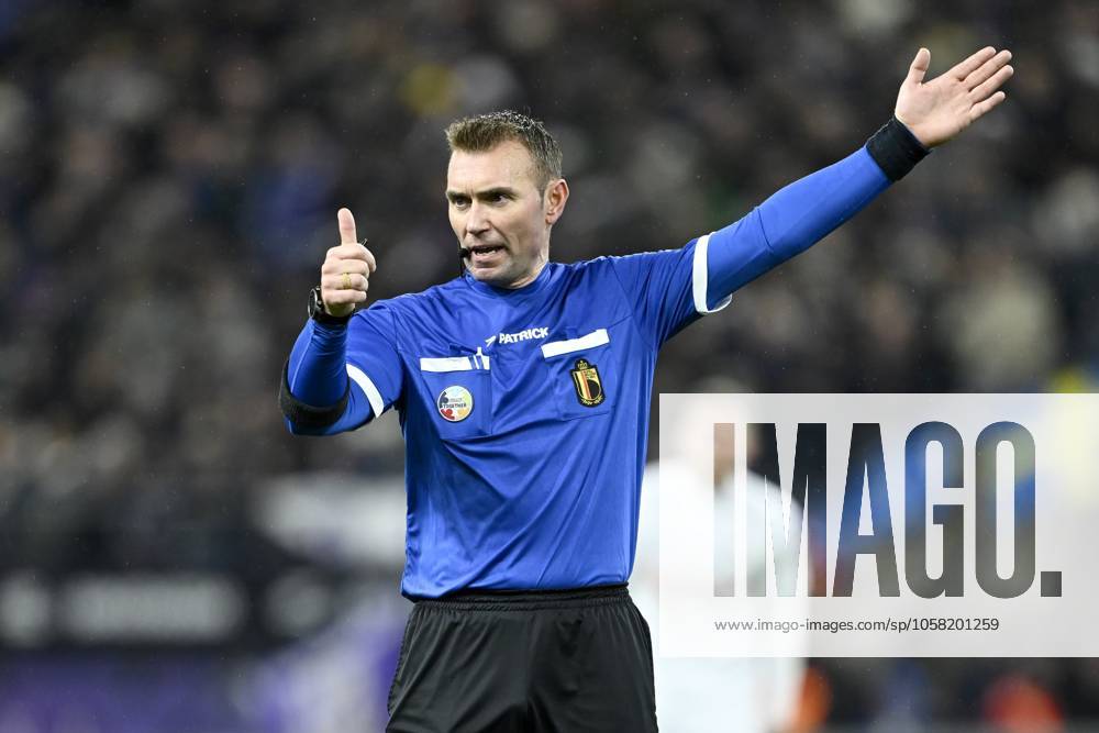 RSC Anderlecht v KV Mechelen - Jupiler Pro League ANDERLECHT, BELGIUM - JANUARY 26 : Referee Laforge Nicolas issues instructions during the Jupiler Pro League match between RSC Anderlecht and KV Mechelen on January 26, 2025 in Anderlecht, Belgium, 26 01 2025 Anderlecht Belgium