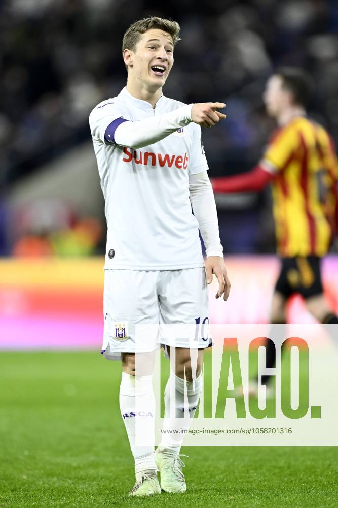 RSC Anderlecht v KV Mechelen - Jupiler Pro League ANDERLECHT, BELGIUM - JANUARY 26 : Verschaeren Yari midfielder of RSC Anderlecht issues instructions during the Jupiler Pro League match between RSC Anderlecht and KV Mechelen on January 26, 2025 in Anderlecht, Belgium, 26 01 2025 Anderlecht Belgium