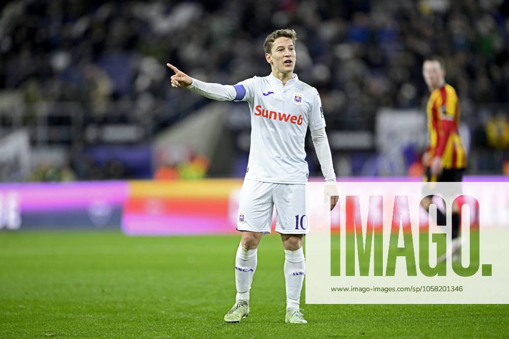 RSC Anderlecht v KV Mechelen - Jupiler Pro League ANDERLECHT, BELGIUM - JANUARY 26 : Verschaeren Yari midfielder of RSC Anderlecht issues instructions during the Jupiler Pro League match between RSC Anderlecht and KV Mechelen on January 26, 2025 in Anderlecht, Belgium, 26 01 2025 Anderlecht Belgium