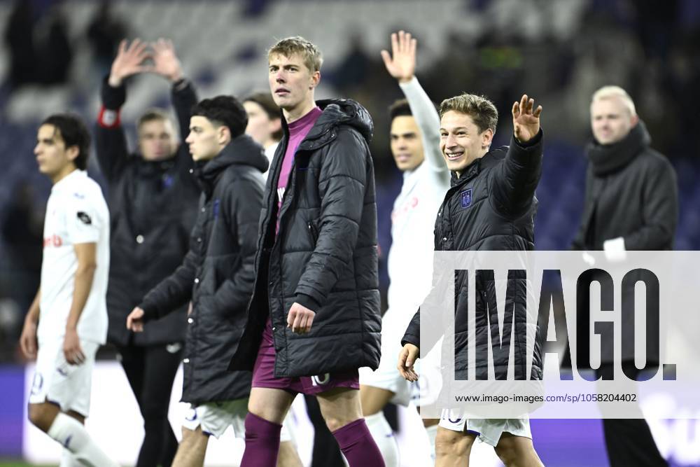 RSC Anderlecht v KV Mechelen - Jupiler Pro League ANDERLECHT, BELGIUM - JANUARY 26 : Verschaeren Yari midfielder of RSC Anderlecht greeting the supporters after the victory during the Jupiler Pro League match between RSC Anderlecht and KV Mechelen on January 26, 2025 in Anderlecht, Belgium, 26 01 2025 Anderlecht Belgium