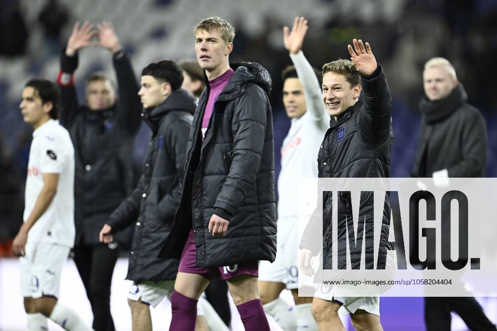 RSC Anderlecht v KV Mechelen - Jupiler Pro League ANDERLECHT, BELGIUM - JANUARY 26 : Verschaeren Yari midfielder of RSC Anderlecht greeting the supporters after the victory during the Jupiler Pro League match between RSC Anderlecht and KV Mechelen on January 26, 2025 in Anderlecht, Belgium, 26 01 2025 Anderlecht Belgium