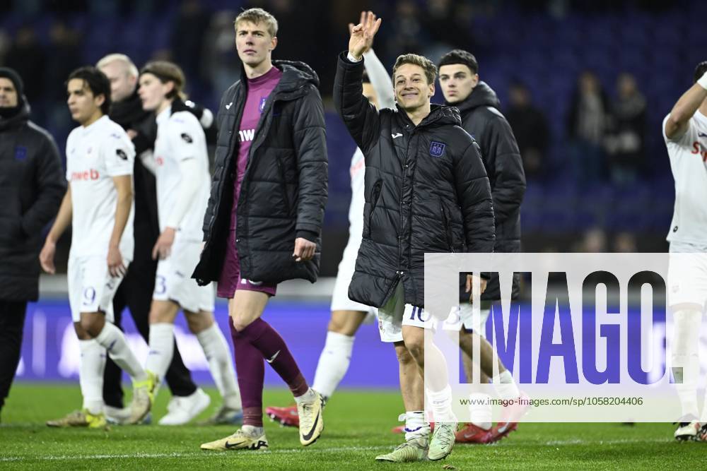 RSC Anderlecht v KV Mechelen - Jupiler Pro League ANDERLECHT, BELGIUM - JANUARY 26 : Verschaeren Yari midfielder of RSC Anderlecht greeting the supporters after the victory during the Jupiler Pro League match between RSC Anderlecht and KV Mechelen on January 26, 2025 in Anderlecht, Belgium, 26 01 2025 Anderlecht Belgium