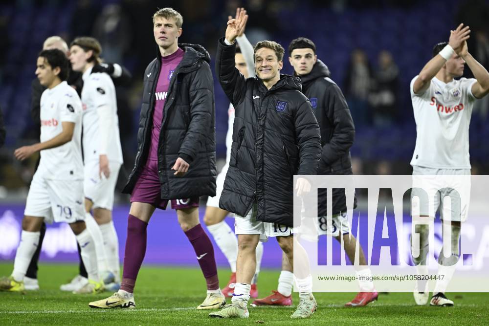 RSC Anderlecht v KV Mechelen - Jupiler Pro League ANDERLECHT, BELGIUM - JANUARY 26 : Verschaeren Yari midfielder of RSC Anderlecht greeting the supporters after the victory during the Jupiler Pro League match between RSC Anderlecht and KV Mechelen on January 26, 2025 in Anderlecht, Belgium, 26 01 2025 Anderlecht Belgium