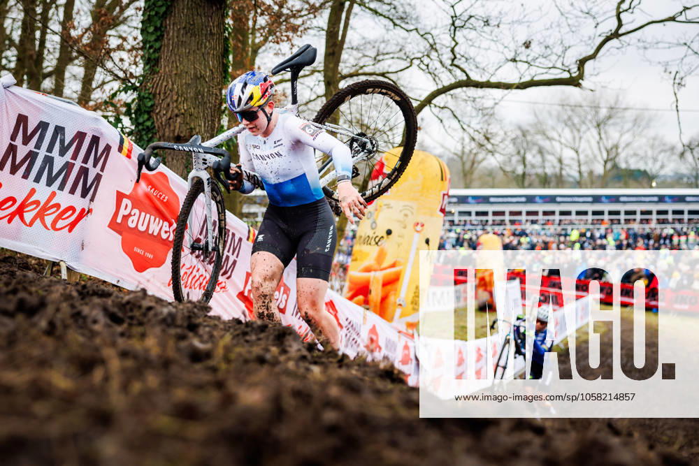 Zoe Backstedt GBR front during the World Cup Cyclo Cross 2024 2025 in HOOGERHEIDE, Netherlands on 26 january 2025, photo by Jules van Iperen EYE4images DeFodi Images Defodi 746 211463 Defodi-746