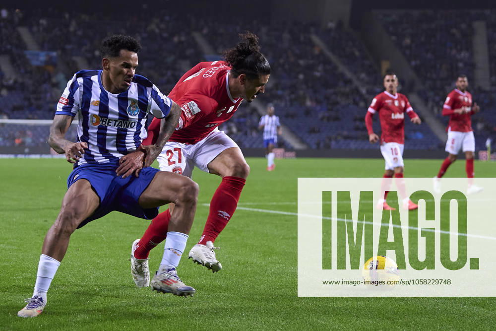 FC Porto v CD Santa Clara - Liga Portugal Betclic Wenderson Rodrigues do Nascimento Galeno of FC Porto competes for the ball with Gui Ramos of CD Santa Clara during the Liga Portugal Betclic match between FC Porto and CD Santa Clara at Estadio Do Dragao in Porto, Portugal, on January 26, 2025. Porto, Portugal Porto Portugal