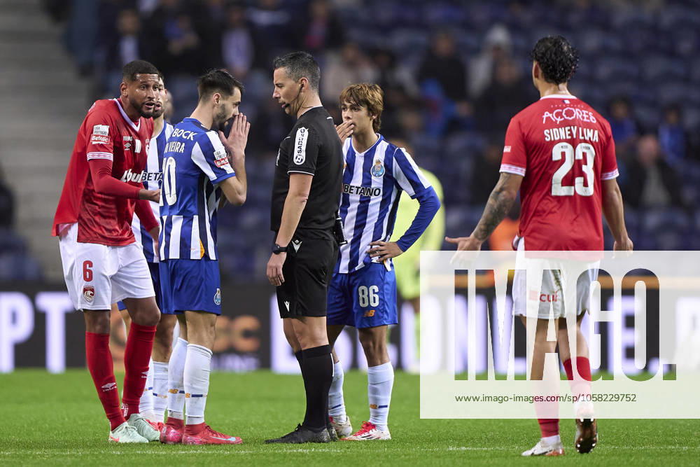 FC Porto v CD Santa Clara - Liga Portugal Betclic Fabio Vieira of FC Porto talks with referee Andre Narciso during the Liga Portugal Betclic match between FC Porto and CD Santa Clara at Estadio Do Dragao in Porto, Portugal, on January 26, 2025. Porto, Portugal Porto Portugal