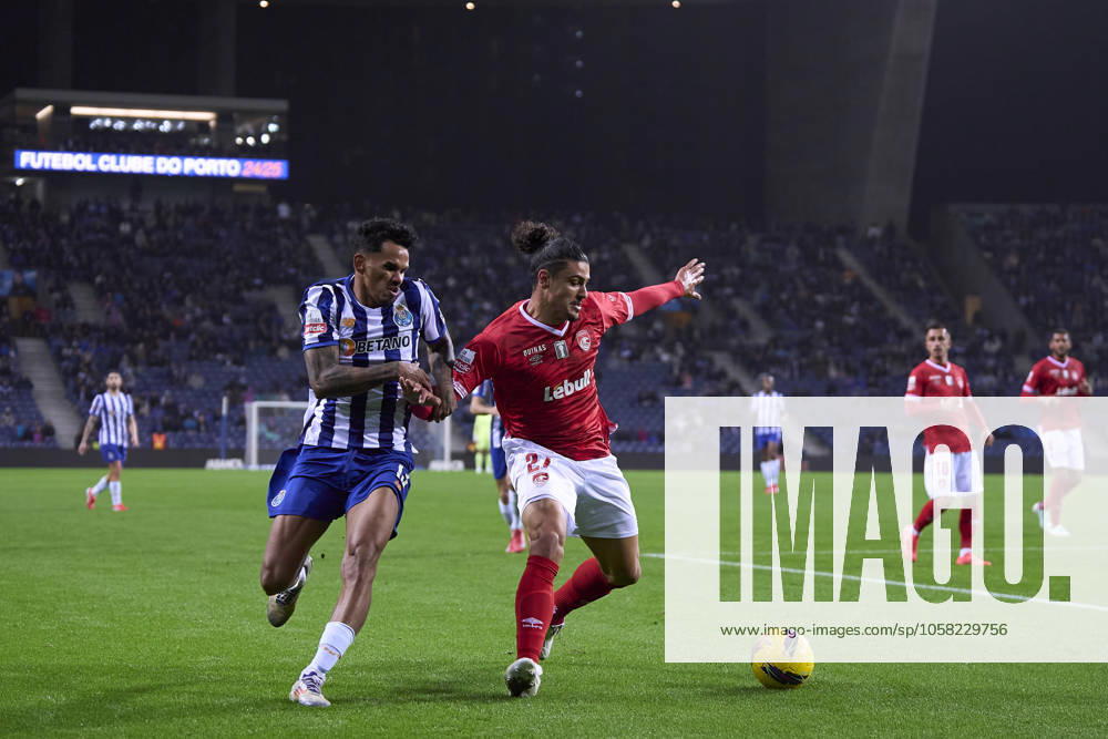 FC Porto v CD Santa Clara - Liga Portugal Betclic Wenderson Rodrigues do Nascimento Galeno of FC Porto competes for the ball with Gui Ramos of CD Santa Clara during the Liga Portugal Betclic match between FC Porto and CD Santa Clara at Estadio Do Dragao in Porto, Portugal, on January 26, 2025. Porto, Portugal Porto Portugal