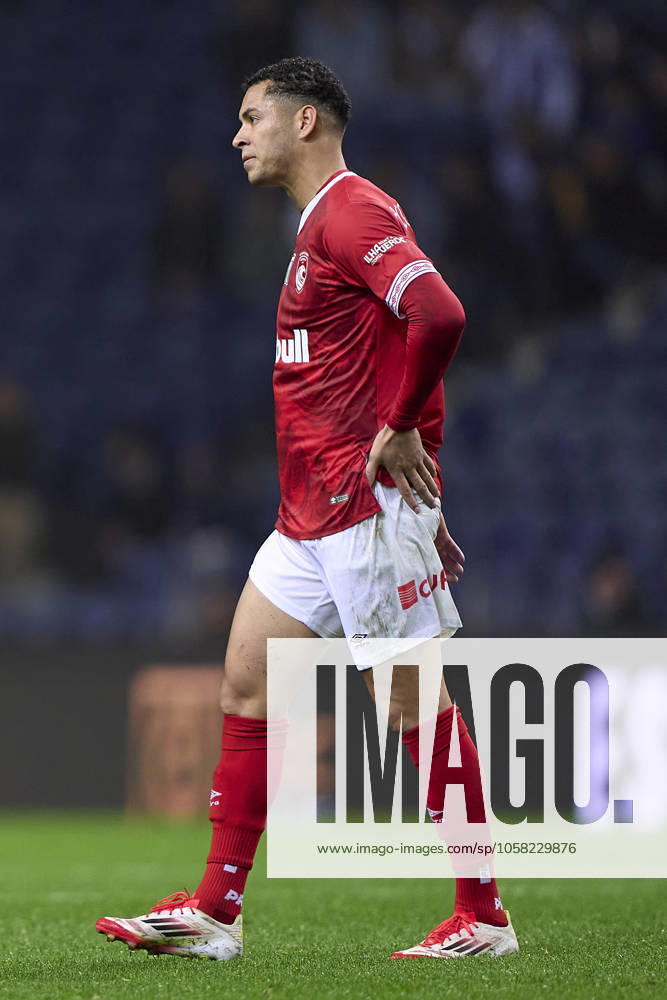 FC Porto v CD Santa Clara - Liga Portugal Betclic Matheus Pereira of CD Santa Clara leaves the pitch after receiving a red card during the Liga Portugal Betclic match between FC Porto and CD Santa Clara at Estadio Do Dragao in Porto, Portugal, on January 26, 2025. Porto, Portugal Porto Portugal