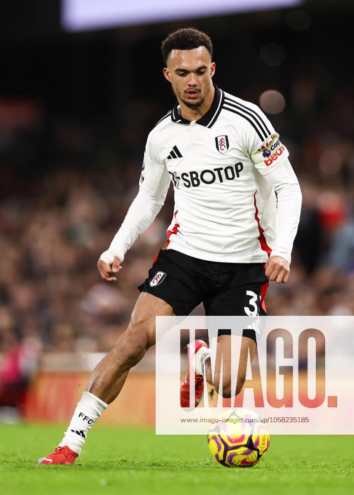 Fulham v Manchester United, ManU 26 January 2025, London - Premier League Football - Fulham v Manchester United - Antonee Robinson of Fulham - Photo: Jacques Feeney Offside. London UK