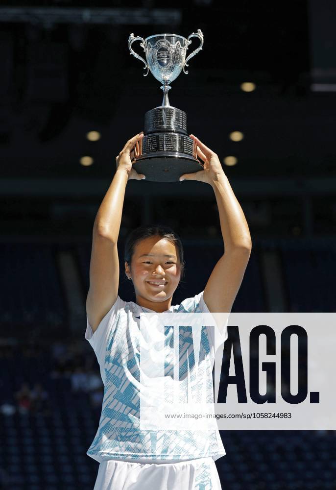 Tennis: Australian Open Wakana Sonobe of Japan celebrates with the victor s trophy after winning the junior girls singles title at the Australian Open tennis tournament in Melbourne on Jan. 25, 2025. A14AA0004057921P