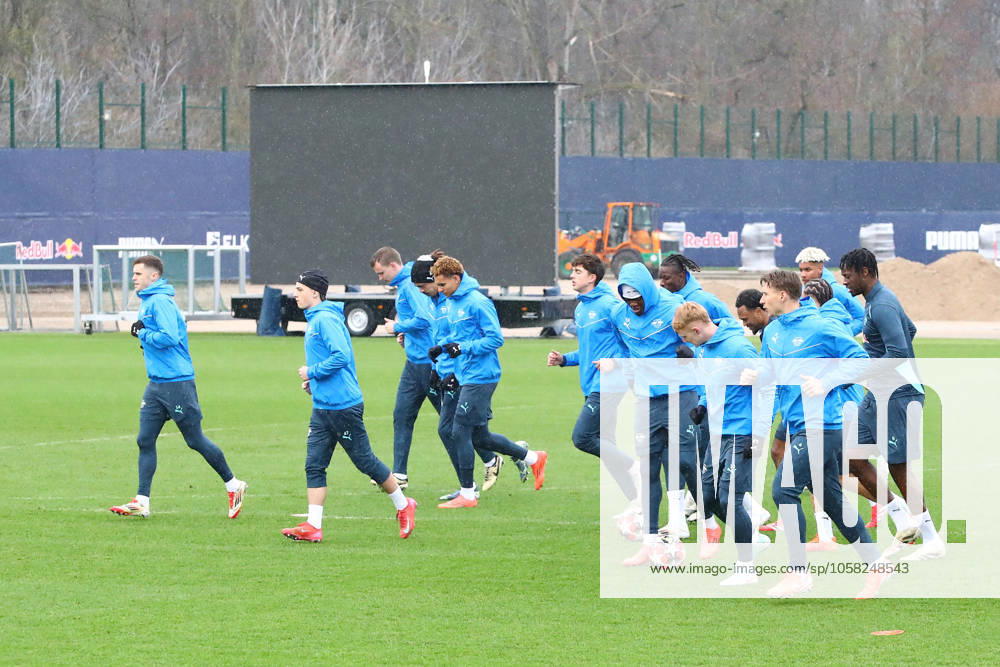 RB Leipzig Training Champions League Leipzig, 28 01 2025, RBL Training Center, UEFA Champions League, RB LEIPZIG Final training before tomorrows match at Sturm Graz , In the picture RB Leipzig players warm up , For editorial use only Editorial use only ,