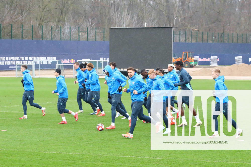 RB Leipzig Training Champions League Leipzig, 28 01 2025, RBL Training Center, UEFA Champions League, RB LEIPZIG Final training before tomorrows match at Sturm Graz , In the picture RB Leipzig players warm up , For editorial use only Editorial use only ,