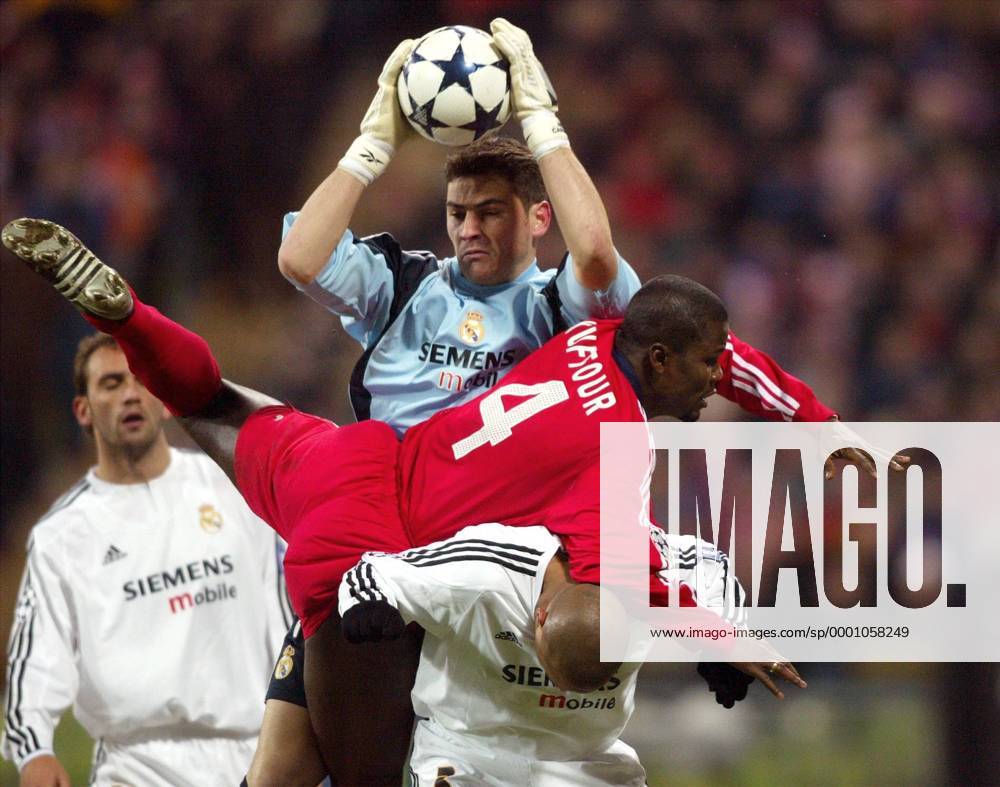 Torwart Iker Casillas (Real Madrid, Mitte) klärt vor Samuel Osei Kuffour (Bayern) Fußball EC 1 Herren Champions League 2003 2004, Achtelfinale, FC Bayern München - Real Madrid 1:1, Vdig Gruppe München Dynamik, Kampf,