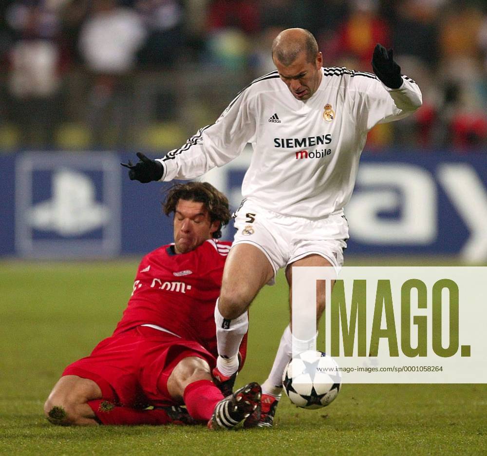 Zinedine Zidane (re., Real Madrid) gegen Michael Ballack (Bayern) Fußball EC 1 Herren Champions League 2003 2004, Achtelfinale, FC Bayern München - Real Madrid 1:1, Gruppe München Dynamik,