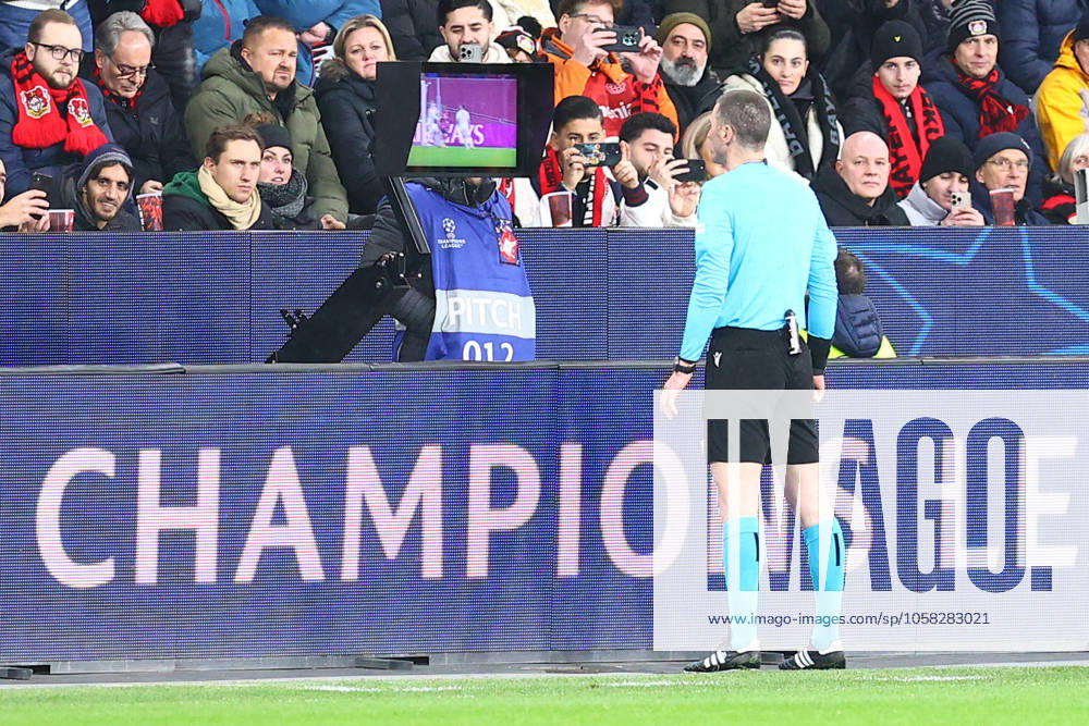 Referee Georgi Kabakov looks at VAR for a possible penalty Bayer 04 Leverkusen vs AC Sparta Prague, Football, UEFA Champions League, Matchday 8, Season 2024 2025, 29 01 2025 Photo kolbert press Ant Palmer BayArena NRW Germany