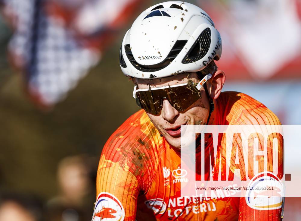 LIEVIN, FRANCE - Tibor Del Grosso (Netherlands) crosses the finish line first during the cyclocross World Cup in Lievin, France. ANP BAS CZERWINSKI ANPxSportx IVx 518848051 originalFilename: 518848051