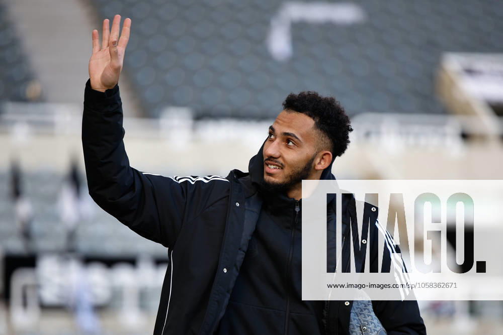 1st February 2025; St James Park, Newcastle, England; Premier League Football, Newcastle United versus Fulham; Lloyd Kelly of Newcastle waves at fans as he arrives for todays game. ActionPlus12746222 CraigxCowan Content restricted for UK based newspaper