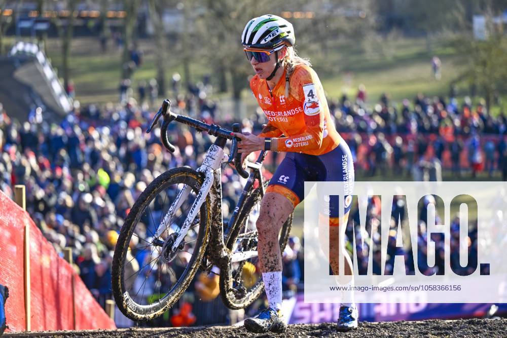 2025 UCI Cyclo-Cross WC - Women Elite LIEVIN, FRANCE - FEBRUARY 01 : Van Der Heijden Inge (NED) in action during the 2025 UCI Cyclo-Cross World Championships for Women Elite on February 01, 2025 in Lievin, France, 01 02 2025 Lievin France