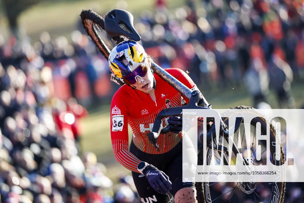 LIEVIN, FRANCE - Cyclist Bianka Vas (Hungary) in action during the cyclocross World Cup in Lievin, France. ANP BAS CZERWINSKI ANPxSportx IVx 518855408 originalFilename: 518855408