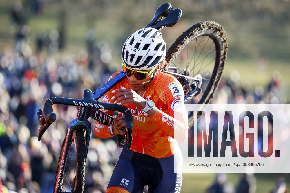 LIEVIN, FRANCE - Cyclist Ceylin del Carmen Alvarado (Netherlands) in action during the cyclocross World Cup in Lievin, France. ANP BAS CZERWINSKI ANPxSportx IVx 518855470 originalFilename: 518855470