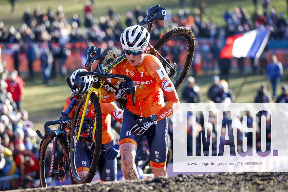 LIEVIN, FRANCE - Cyclist Fem van Empel (Netherlands) in action during the cyclocross World Cup in Lievin, France. ANP BAS CZERWINSKI ANPxSportx IVx 518855663 originalFilename: 518855663
