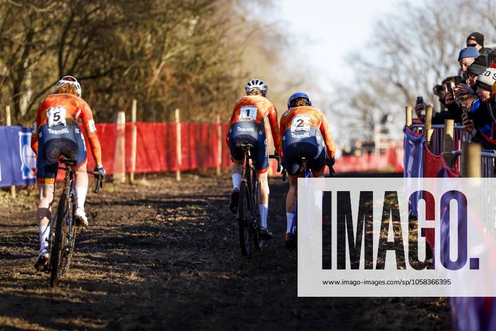 LIEVIN, FRANCE - (l-r) Cyclists Puck Pieterse (Netherlands), Fem van Empel (Netherlands) and Lucinda Brand (Netherlands) in action during the cyclocross World Cup in Lievin, France. ANP BAS CZERWINSKI ANPxSportx IVx 518855757 originalFilename: 518855757
