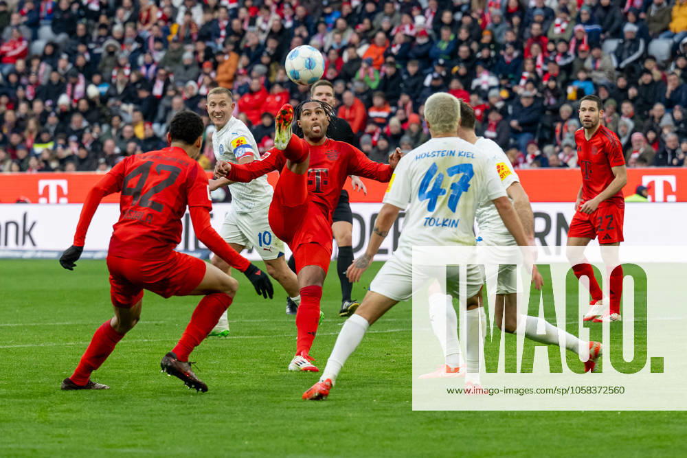 Serge Gnabry FC Bayern Muenchen, 7 on his goal for 4 0 GER, FC Bayern Muenchen vs Holstein Kiel, Football, Bundesliga, Matchday 20, Season 2024 2025, 01 02 2025 GER, FC Bayern Muenchen vs Holstein Kiel, Football, Bundesliga, Matchday 20, Season 2024 2025, 01 02 2025 Muenchen