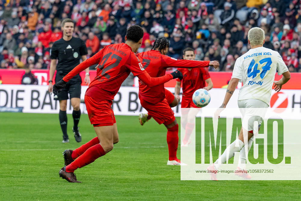 Serge Gnabry FC Bayern Muenchen, 7 on his goal for 4 0 GER, FC Bayern Muenchen vs Holstein Kiel, Football, Bundesliga, Matchday 20, Season 2024 2025, 01 02 2025 GER, FC Bayern Muenchen vs Holstein Kiel, Football, Bundesliga, Matchday 20, Season 2024 2025, 01 02 2025 Muenchen