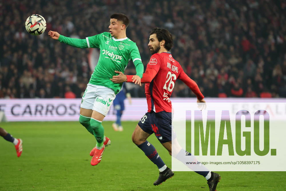 Benjamin BOUCHOUARI (AS Saint-Etienne) et André GOMES (LOSC Lille) lors du match LOSC Lille vs AS Saint-Etienne, Ligue 1, Decathlon Arena stade Pierre Mauroy, le 1 février 2025 - photo Laurent Sanson PsnewZ