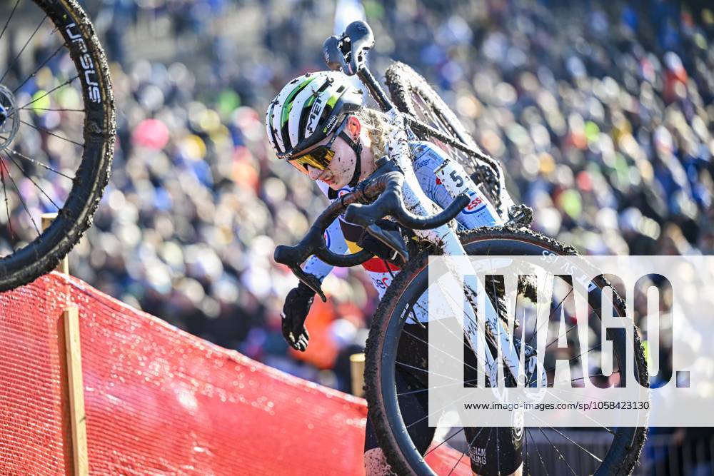 2025 UCI Cyclo-Cross WC - Women Under 23 LIEVIN, FRANCE - FEBRUARY 02 : Van Sinaey Xaydee (BEL) in action during the 2025 UCI Cyclo-Cross World Championships for Women Under 23 on February 02, 2025 in Lievin, France, 02 02 2025 Lievin France