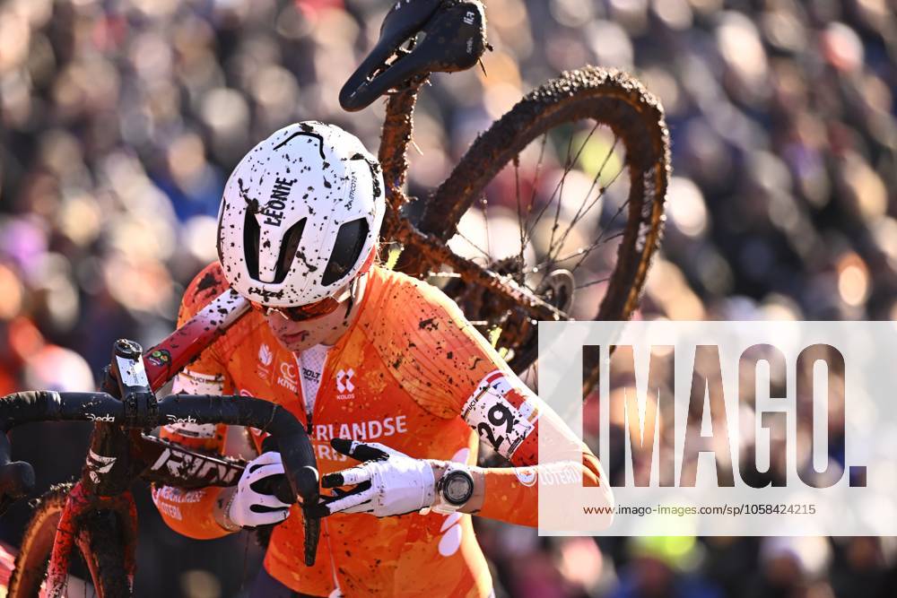 Dutch Leonie Bentveld pictured in action during the U23 women competition of the UCI cyclocross World Championship, WM, Weltmeisterschaft in Lievin, France, Sunday 02 February 2025. The world championships are taking place from 31 January until 02 February. JASPERxJACOBS x111639134x