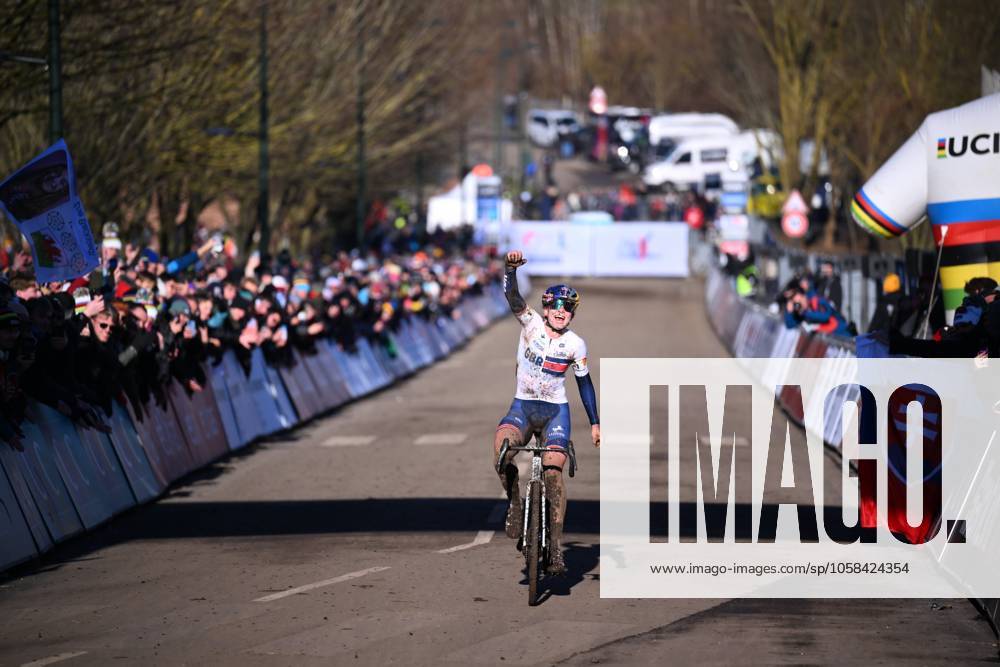 2025 UCI Cyclo-Cross WC - Women Under 23 LIEVIN, FRANCE - FEBRUARY 02 : Backstedt Zoe (GBR) celebrating her victory in action during the 2025 UCI Cyclo-Cross World Championships for Women Under 23 on February 02, 2025 in Lievin, France, 02 02 2025 Lievin France