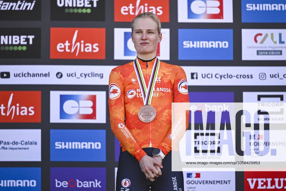 2025 UCI Cyclo-Cross WC - Women Under 23 LIEVIN, FRANCE - FEBRUARY 02 : Bentveld Leonie (NED) on the podium during the 2025 UCI Cyclo-Cross World Championships for Women Under 23 on February 02, 2025 in Lievin, France, 02 02 2025 Lievin France