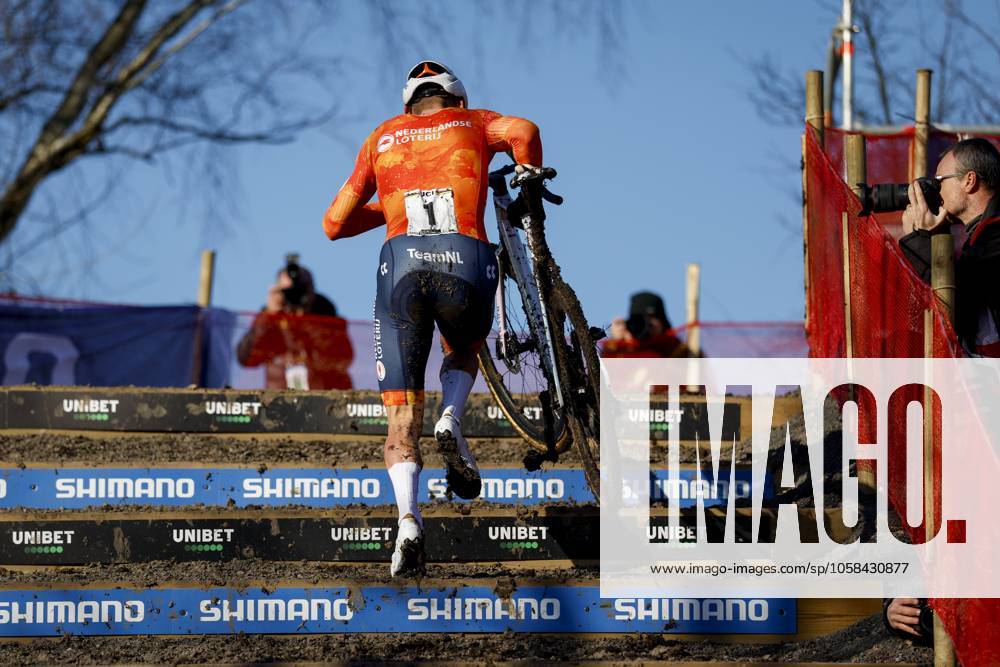 LIEVIN - Cyclist Mathieu van der Poel in action during the cyclocross World Championships in Lievin, France. ANP BAS CZERWINSKI ANPxSportx IVx 518955876 originalFilename: 518955876