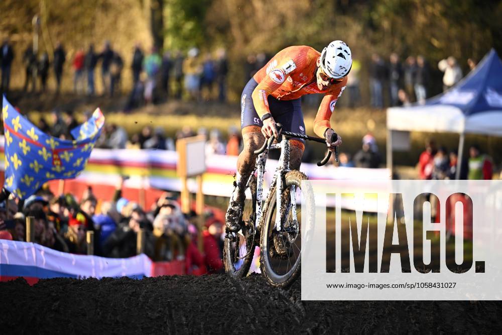 Dutch Mathieu Van Der Poel pictured in action during the elite men competition of the UCI cyclocross World Championship, WM, Weltmeisterschaft in Lievin, France, Sunday 02 February 2025. The world championships are taking place from 31 January until 02 February. JASPERxJACOBS x111647607x