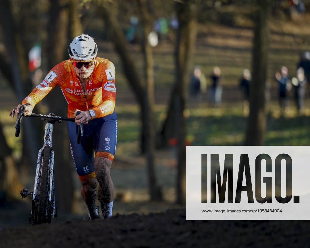 LIEVIN - Cyclist Mathieu van der Poel in action during the cyclocross World Championships in Lievin, France. ANP BAS CZERWINSKI ANPxSportx IVx 518959559 originalFilename: 518959559